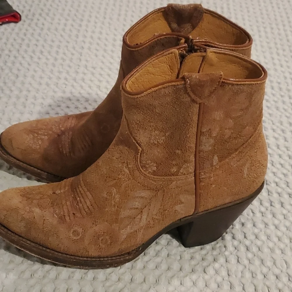 SHYANNE Rustic Booties Size 6 1/2 (#25)